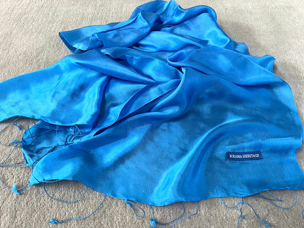 Le Krama Soyeux Bleu Roi dans son écrin en feuille de palmier - Homme