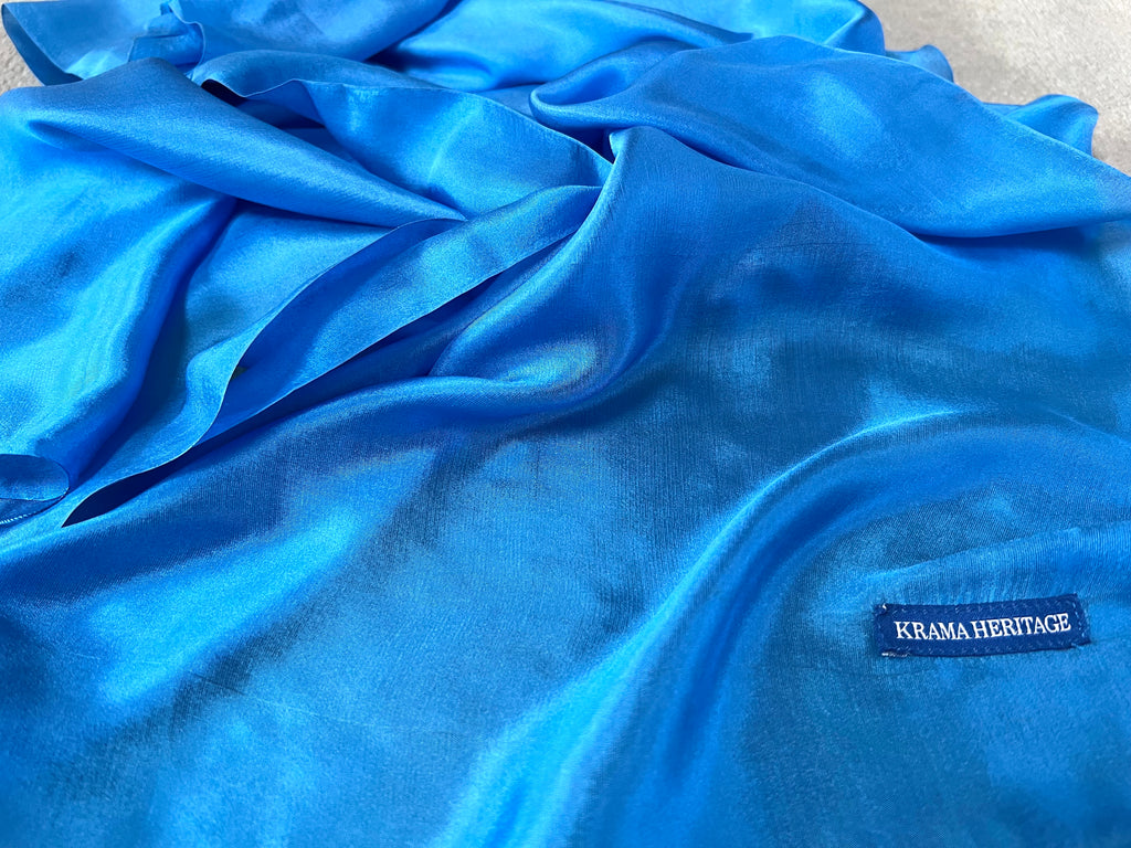 Le Krama Soyeux Bleu Roi dans son écrin en feuille de palmier - Homme