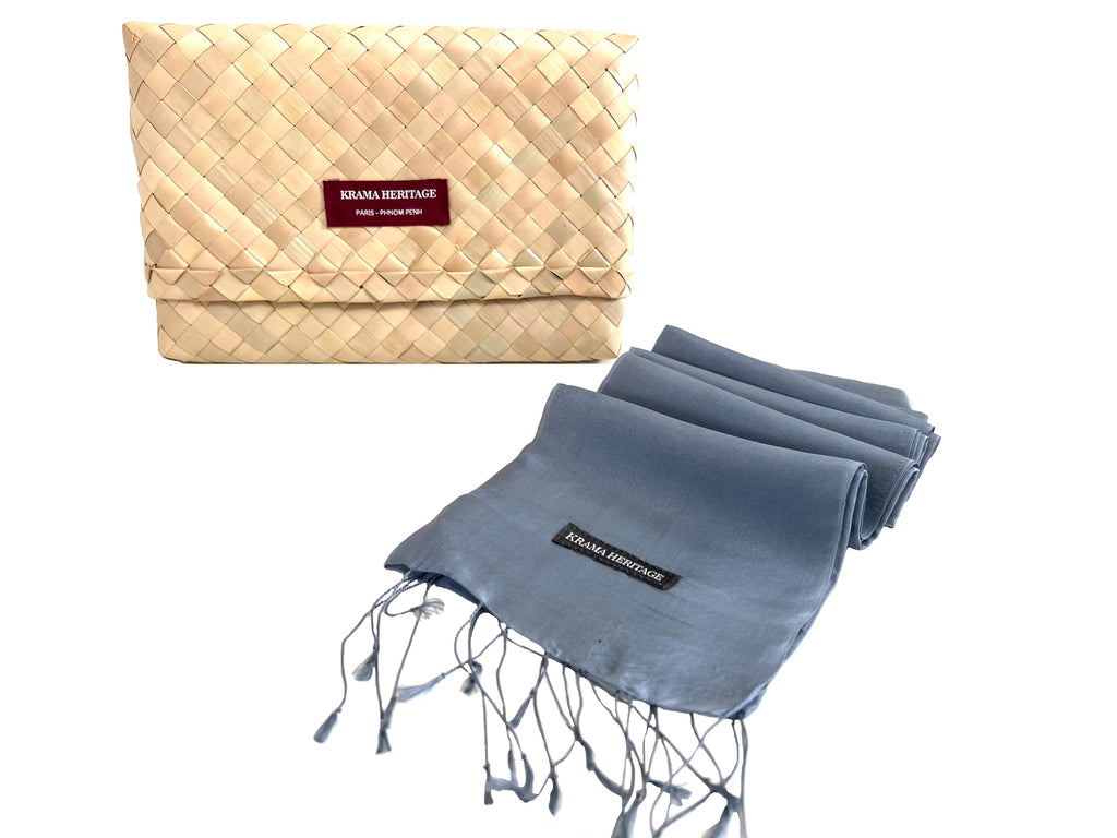 Le Krama Soyeux Gris Acier dans son écrin en feuille de palmier - Homme