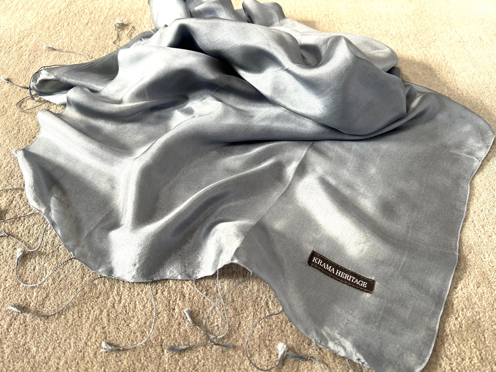 Le Krama Soyeux Gris Acier Krama dans son écrin en feuille de palmier - Femme