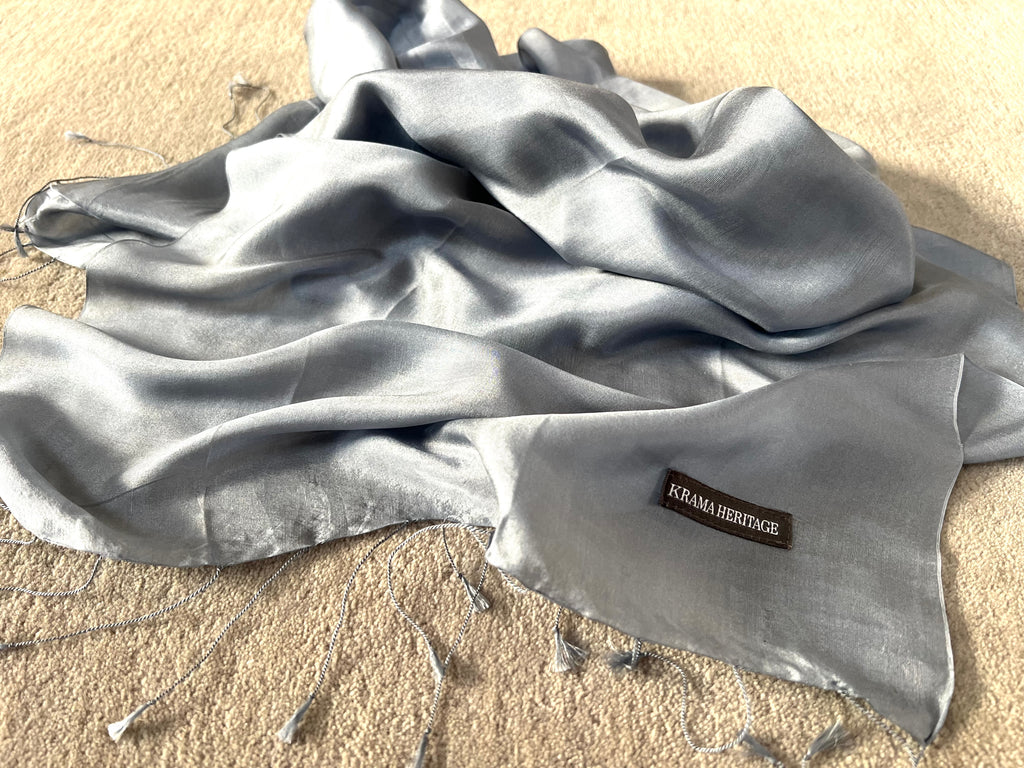 Le Krama Soyeux Gris Acier Krama dans son écrin en feuille de palmier - Femme