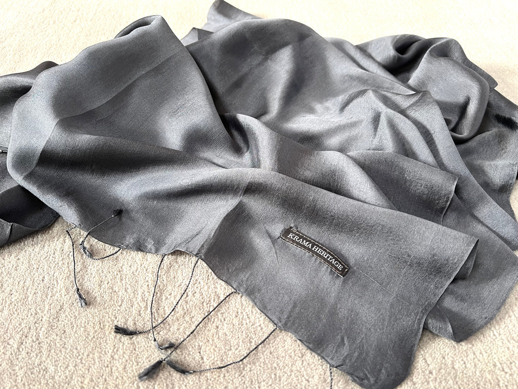 Le Krama Soyeux Noir d'Ivoire dans son écrin en feuille de palmier - Femme