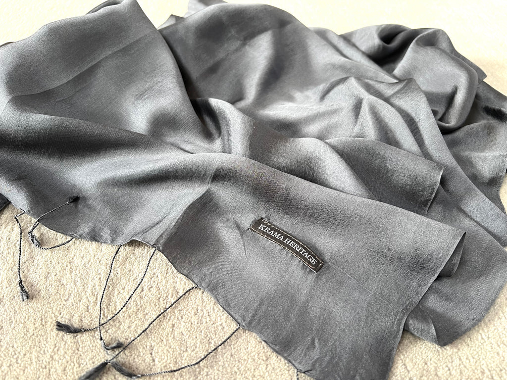 Le Krama Soyeux Noir d'Ivoire dans son écrin en feuille de palmier - Femme