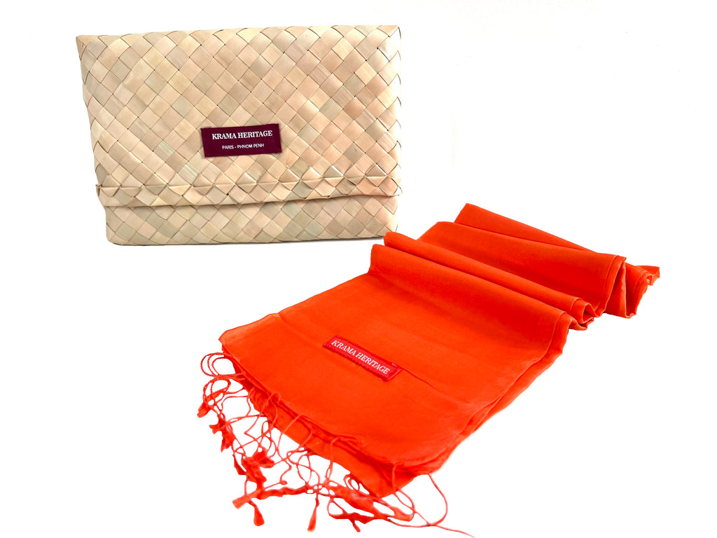 Le Krama Soyeux Orangé dans son écrin en feuille de palmier - Femme
