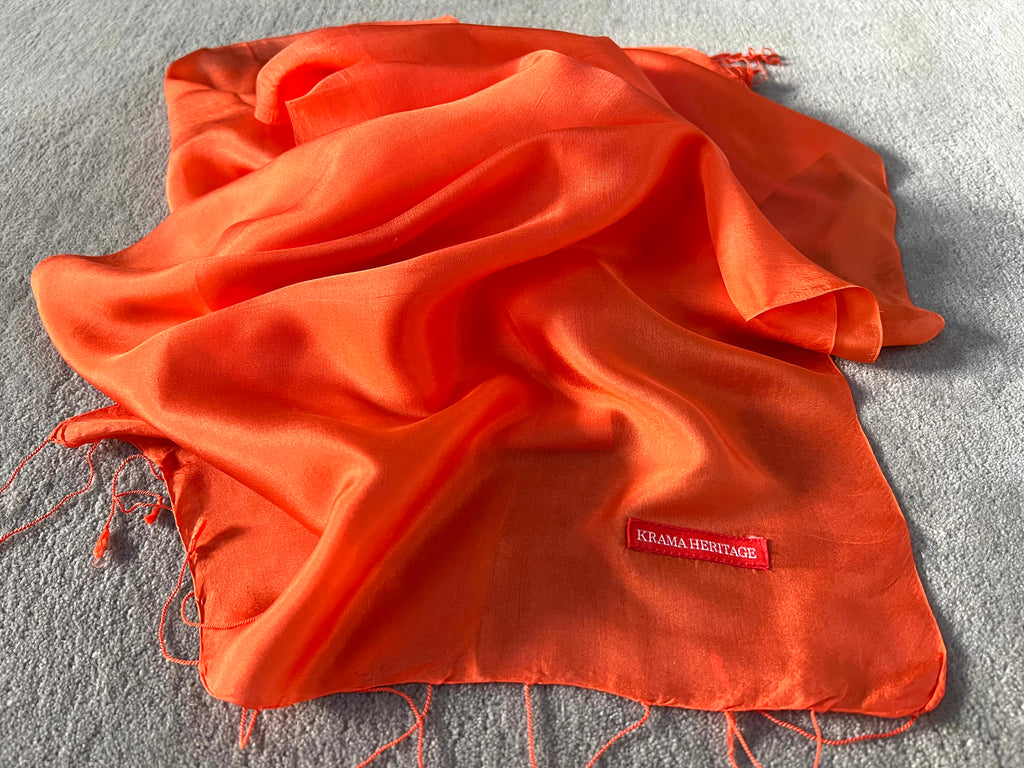 Le Krama Soyeux Orangé dans son écrin en feuille de palmier - Femme