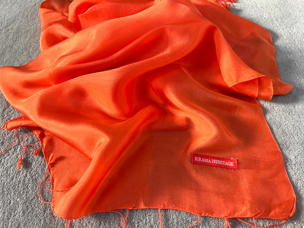 Le Krama Soyeux Orangé dans son écrin en feuille de palmier - Femme