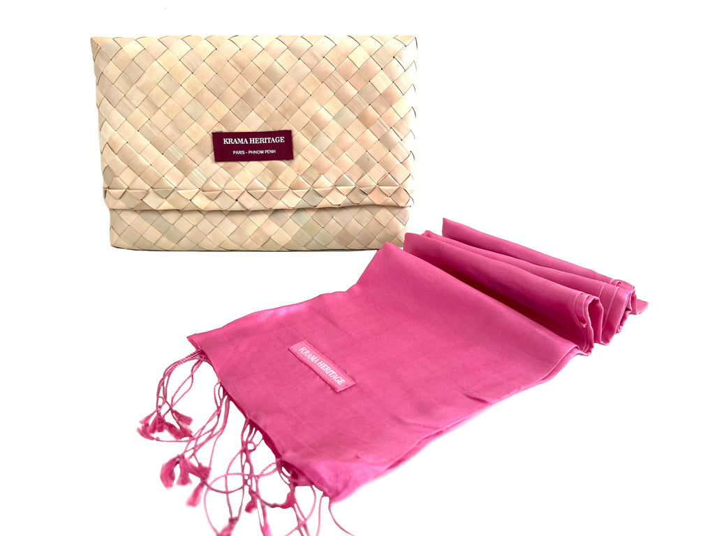 Le Krama Soyeux Rose Bonbon dans son écrin en feuille de palmier - Homme