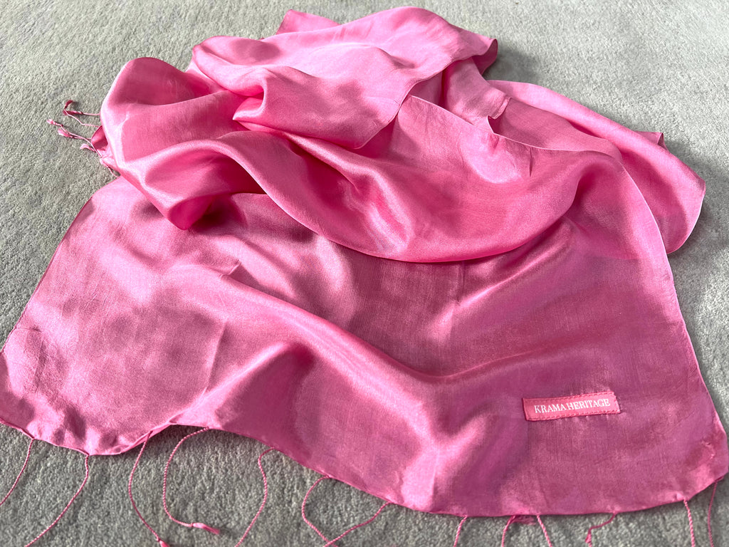 Le Krama Soyeux Rose Bonbon dans son écrin en feuille de palmier - Homme