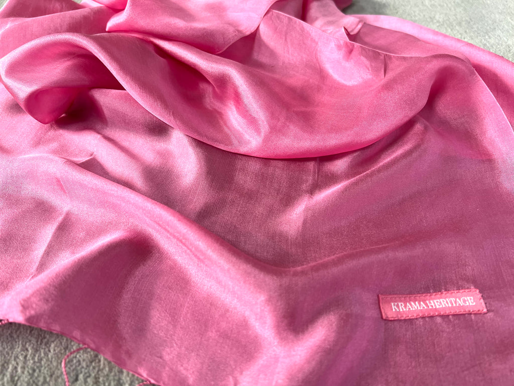 Le Krama Soyeux Rose Bonbon dans son écrin en feuille de palmier - Homme