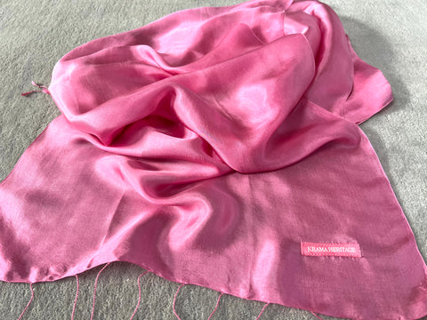 Le Krama Soyeux Rose Bonbon dans son écrin en feuille de palmier - Femme