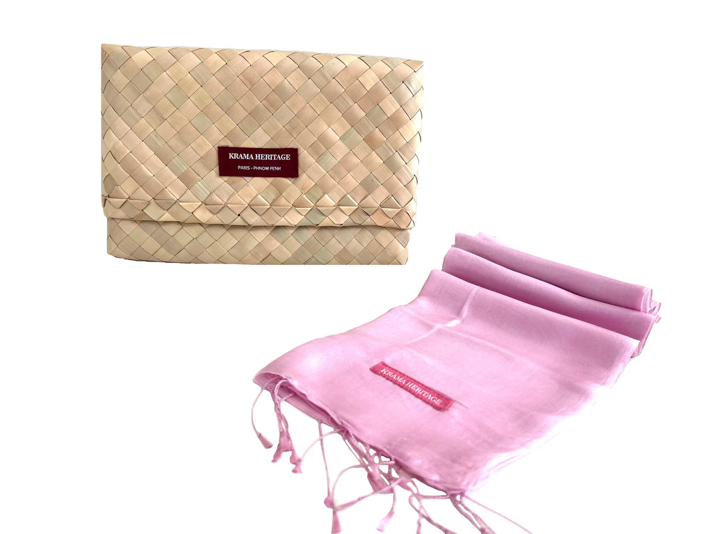 Le Krama Soyeux Rose Clair dans son écrin en feuille de palmier - Homme