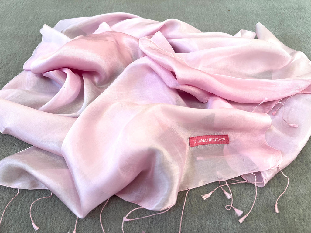 Le Krama Soyeux Rose Clair dans son écrin en feuille de palmier - Homme