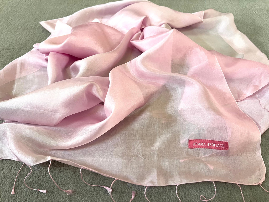 Le Krama Soyeux Rose Clair dans son écrin en feuille de palmier - Homme