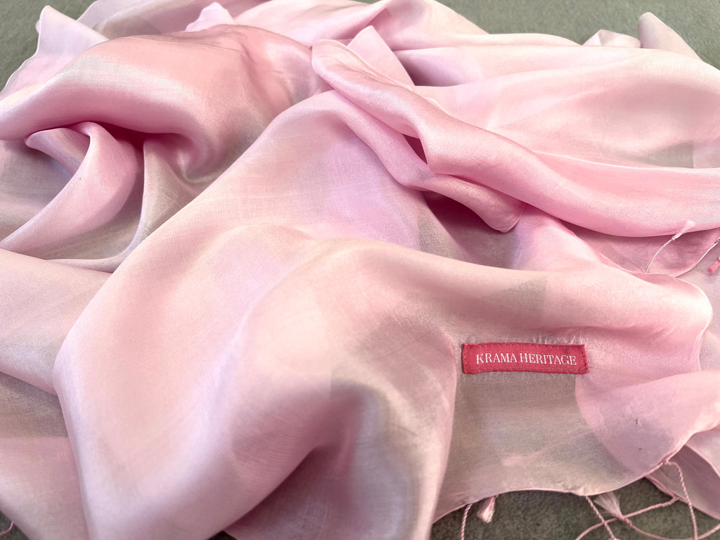 Le Krama Soyeux Rose Clair dans son écrin en feuille de palmier - Homme