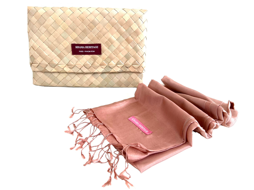 Le Krama Soyeux Rose Saumon dans son écrin en feuille de palmier - Homme