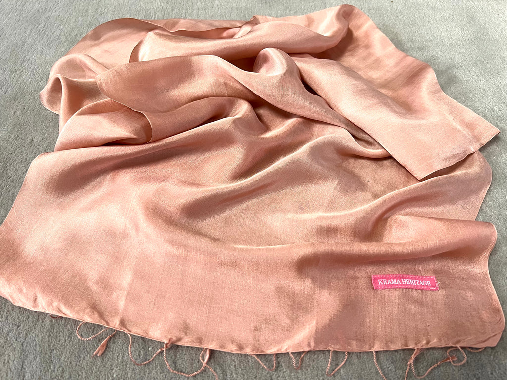 Le Krama Soyeux Rose Saumon dans son écrin en feuille de palmier - Femme