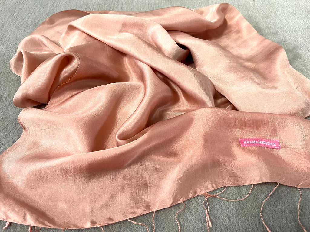 Le Krama Soyeux Rose Saumon dans son écrin en feuille de palmier - Femme