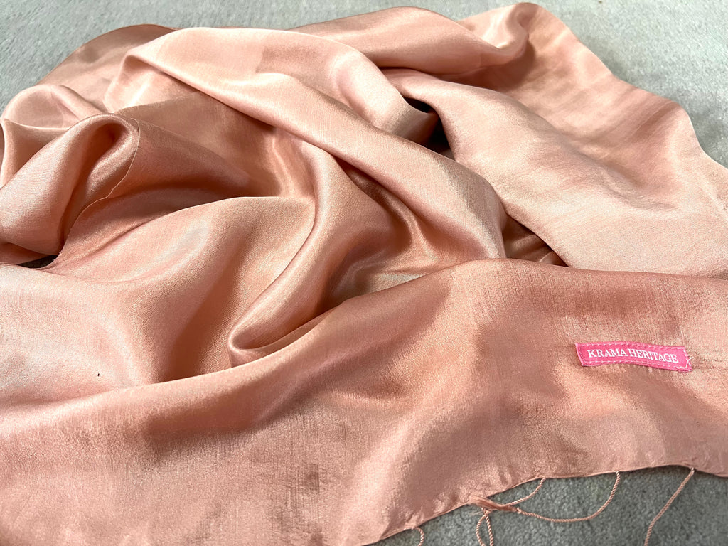 Le Krama Soyeux Rose Saumon dans son écrin en feuille de palmier - Femme