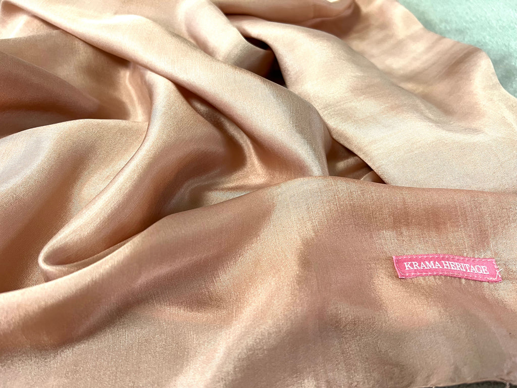 Le Krama Soyeux Rose Saumon dans son écrin en feuille de palmier - Femme