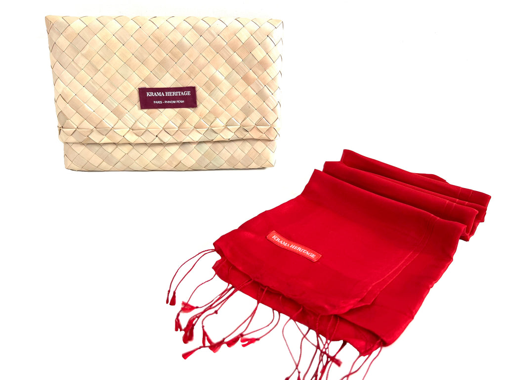 Le Krama Soyeux Rouge Garance dans son écrin en feuille de palmier - Femme