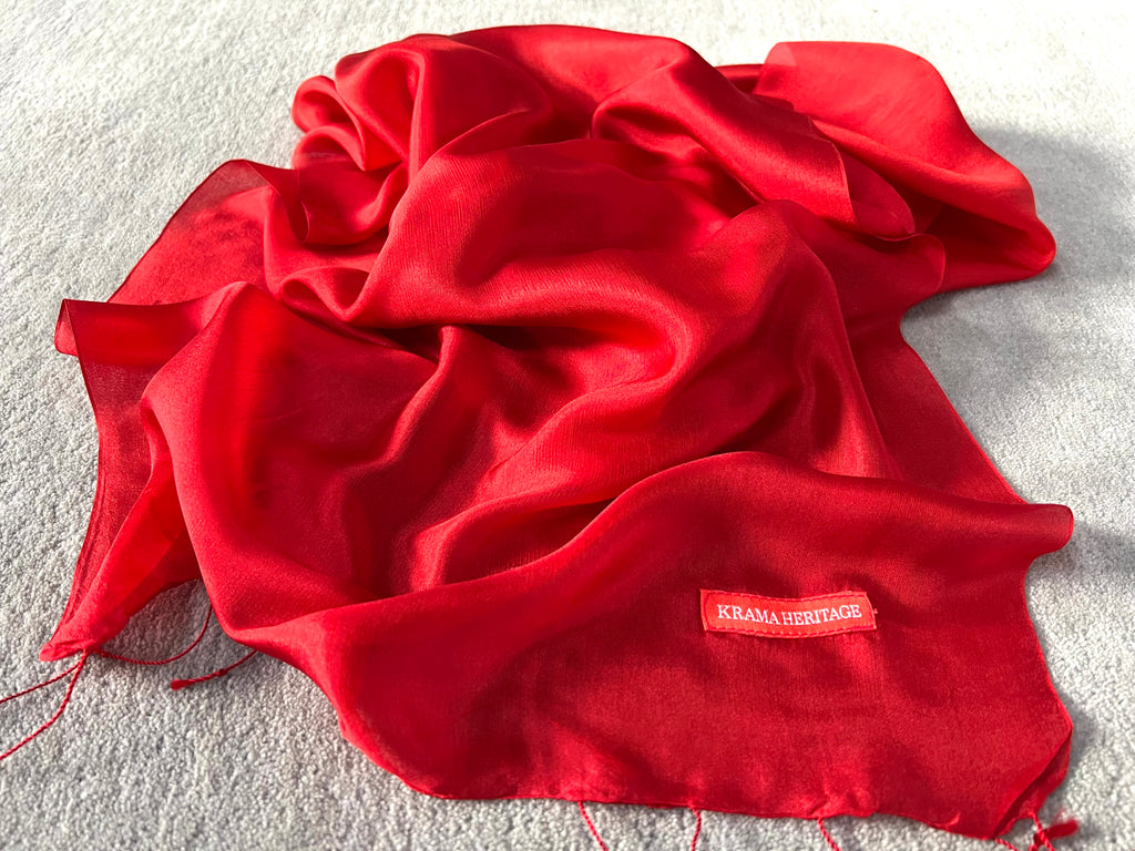 Le Krama Soyeux Rouge Garance dans son écrin en feuille de palmier - Femme