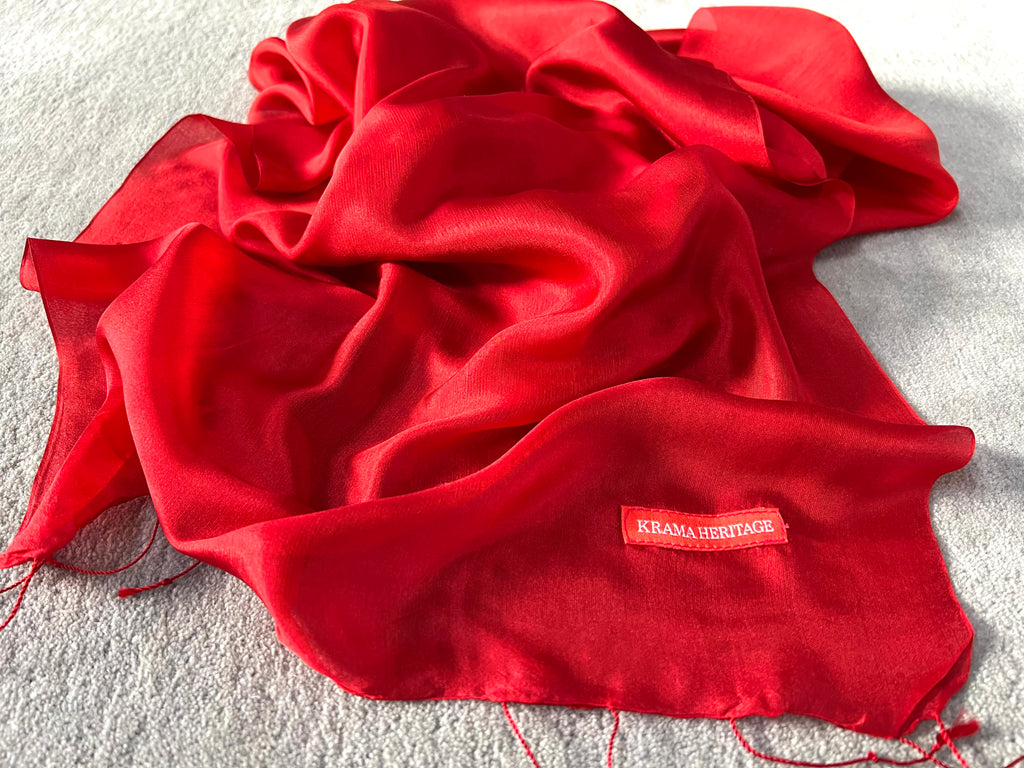 Le Krama Soyeux Rouge Garance dans son écrin en feuille de palmier - Homme