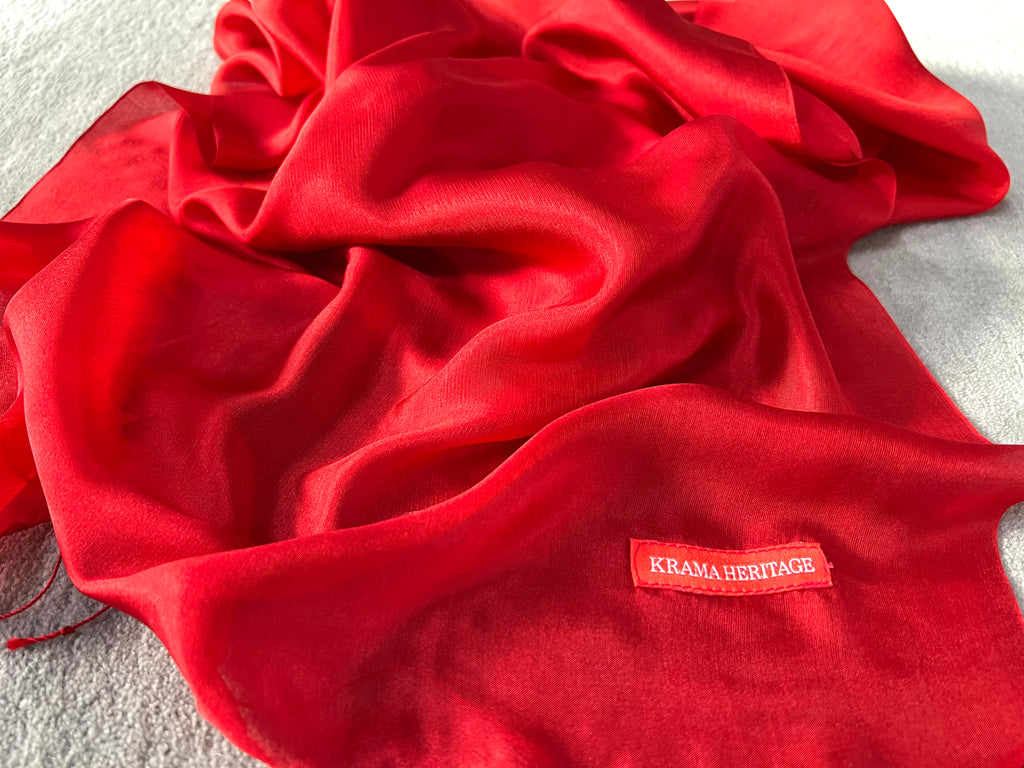 Le Krama Soyeux Rouge Garance dans son écrin en feuille de palmier - Femme