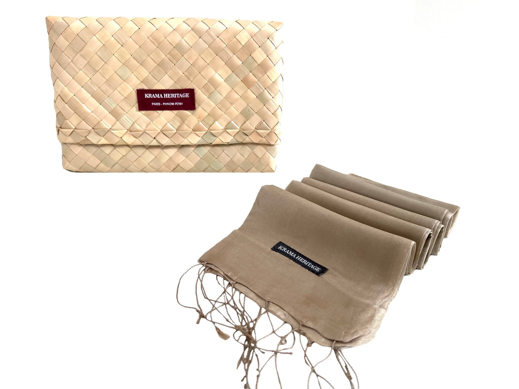Le Krama Soyeux Sable dans son écrin en feuille de palmier - Femme