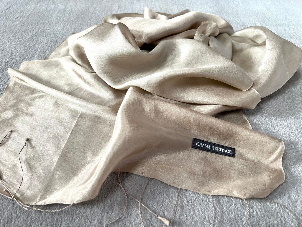 Le Krama Soyeux Sable dans son écrin en feuille de palmier - Femme