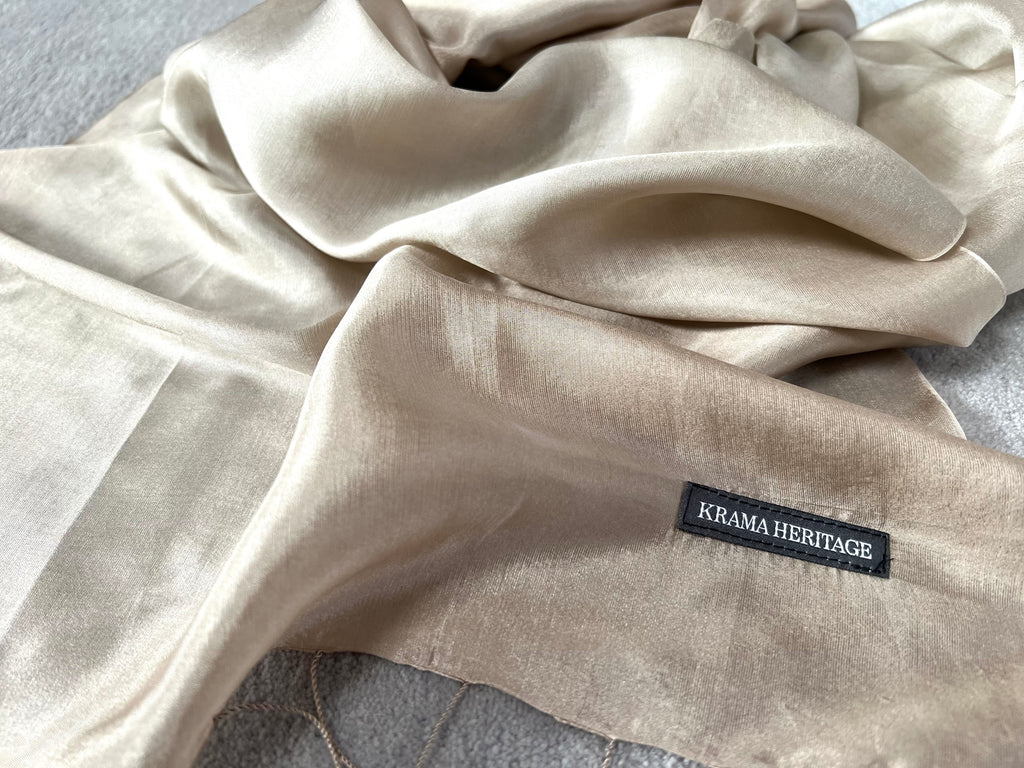 Le Krama Soyeux Sable dans son écrin en feuille de palmier - Homme