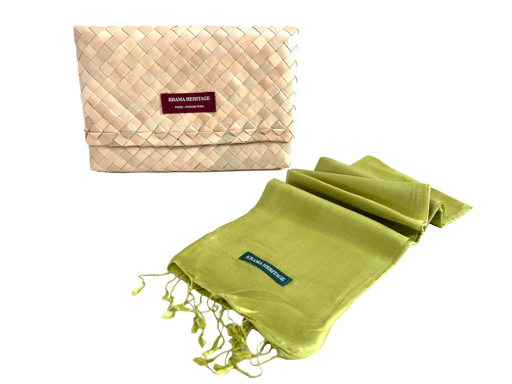 Le Krama Soyeux Vert Chartreuse dans son écrin en feuille de palmier - Femme