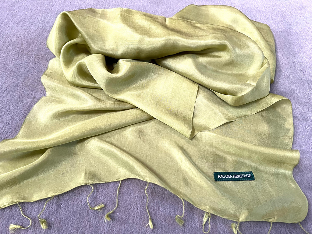 Le Krama Soyeux Vert Chartreuse dans son écrin en feuille de palmier - Homme