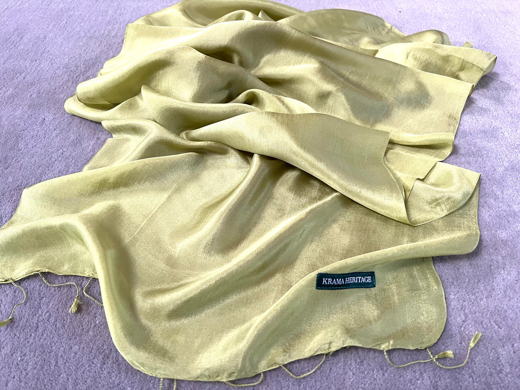 Le Krama Soyeux Vert Chartreuse dans son écrin en feuille de palmier - Homme
