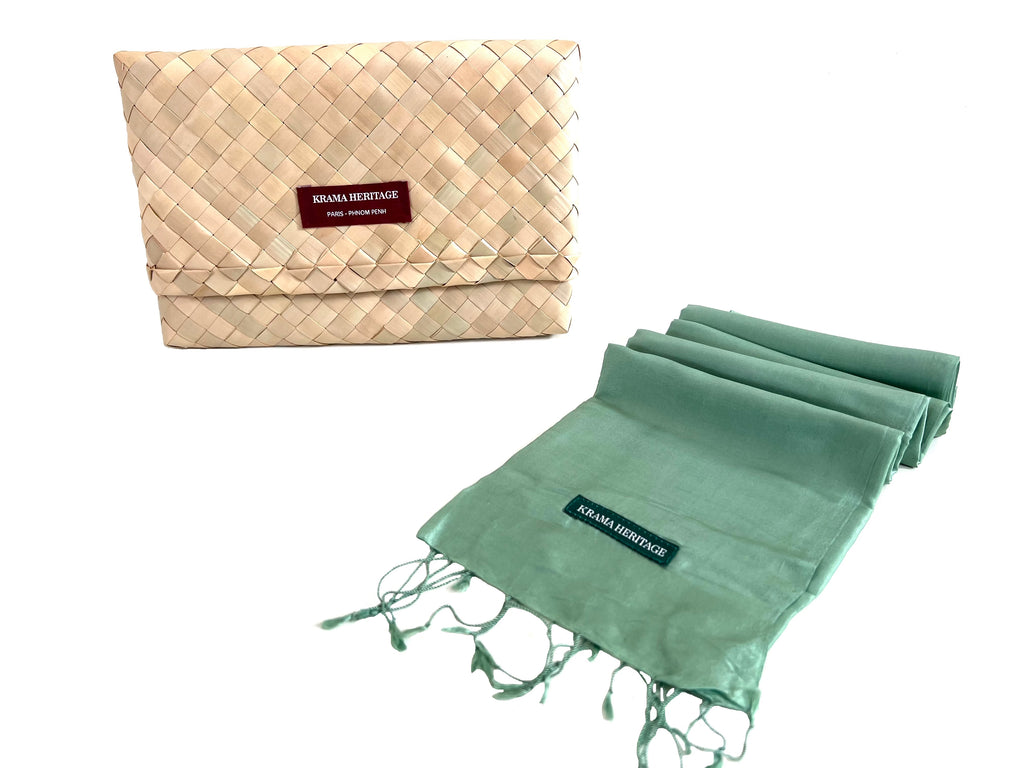 Le Krama Soyeux Vert Pomme dans son écrin en feuille de palmier - Femme