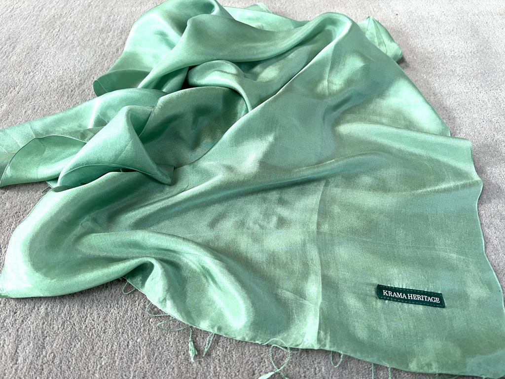 Le Krama Soyeux Vert Pomme dans son écrin en feuille de palmier - Homme