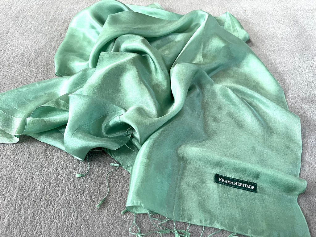 Le Krama Soyeux Vert Pomme dans son écrin en feuille de palmier - Femme