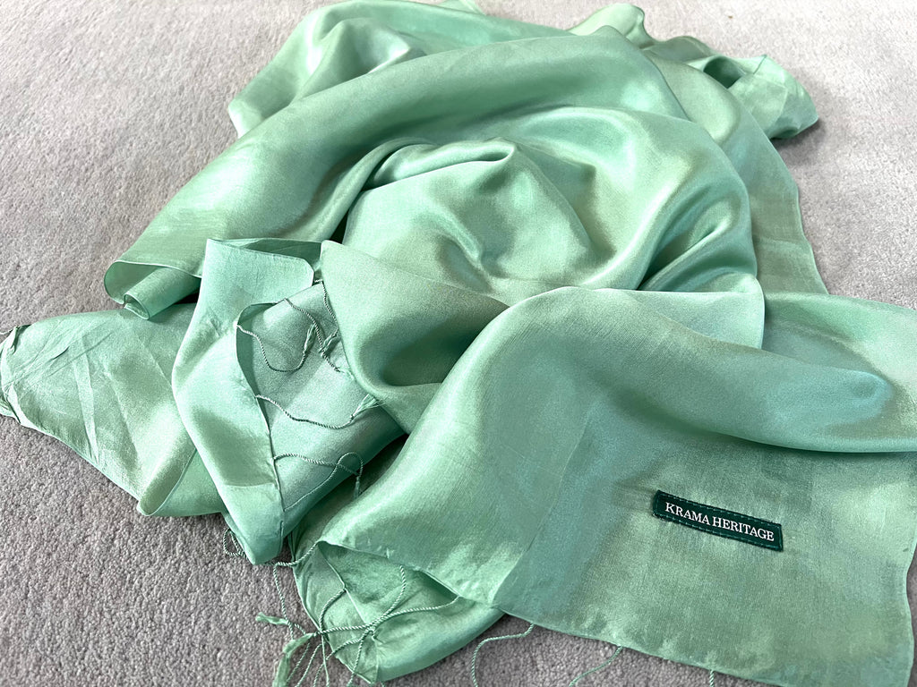 Le Krama Soyeux Vert Pomme dans son écrin en feuille de palmier - Femme