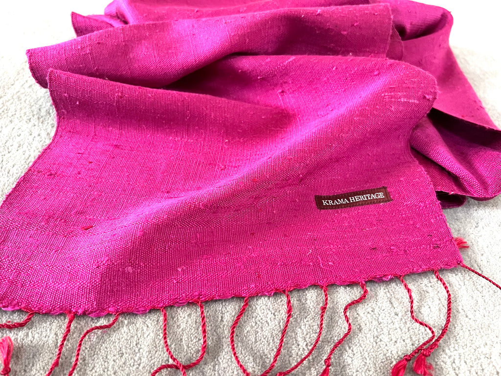 Le Krama Brut Fushia dans son écrin en feuille de palmier - Femme