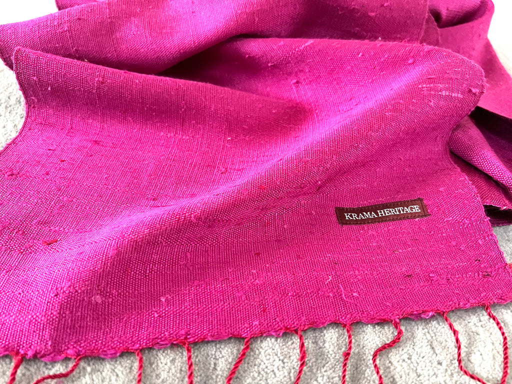 Le Krama Brut Fushia dans son écrin en feuille de palmier - Femme