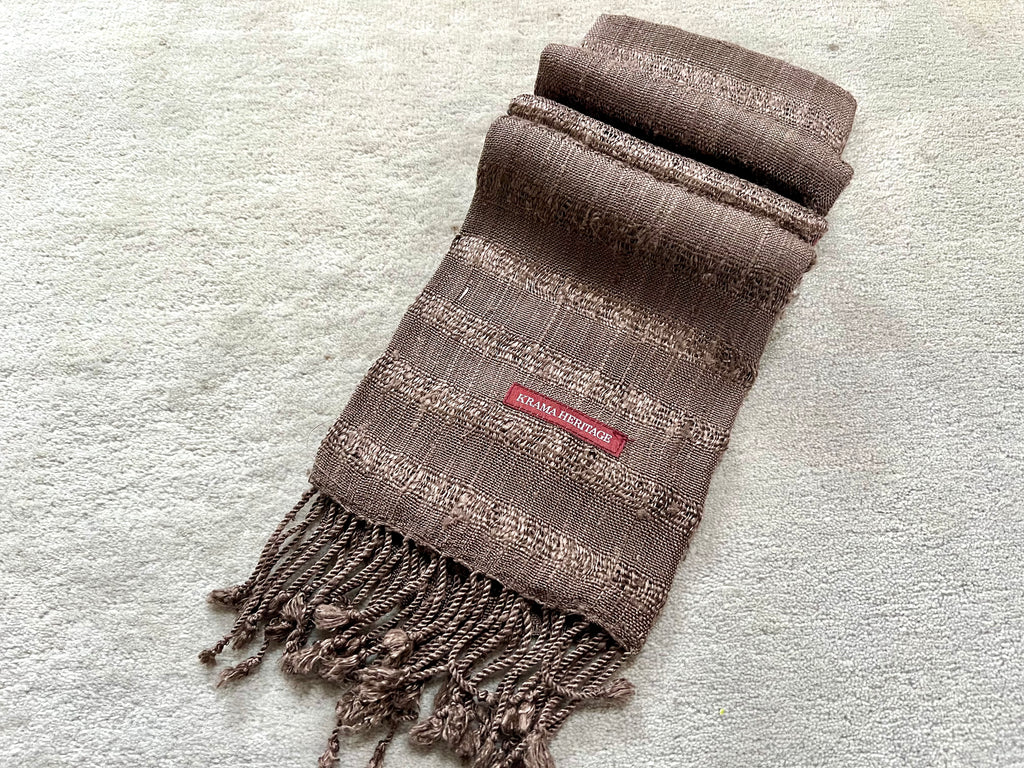 Le Krama Brut Ondelé Argile dans son écrin en feuille de palmier - Femme