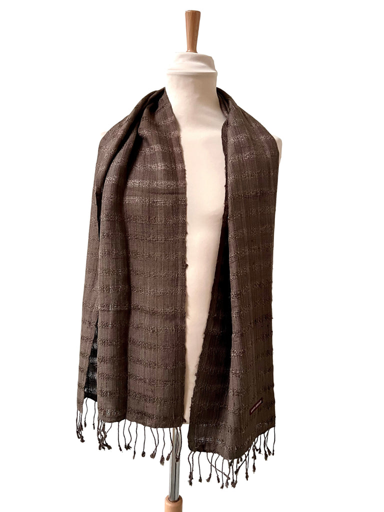 Le Krama Brut Ondelé Argile dans son écrin en feuille de palmier - Homme