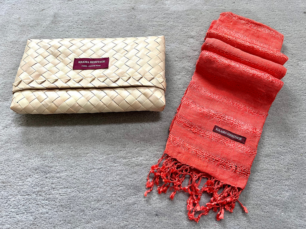 Le Krama Brut Ondelé Corail dans son écrin en feuille de palmier - Homme