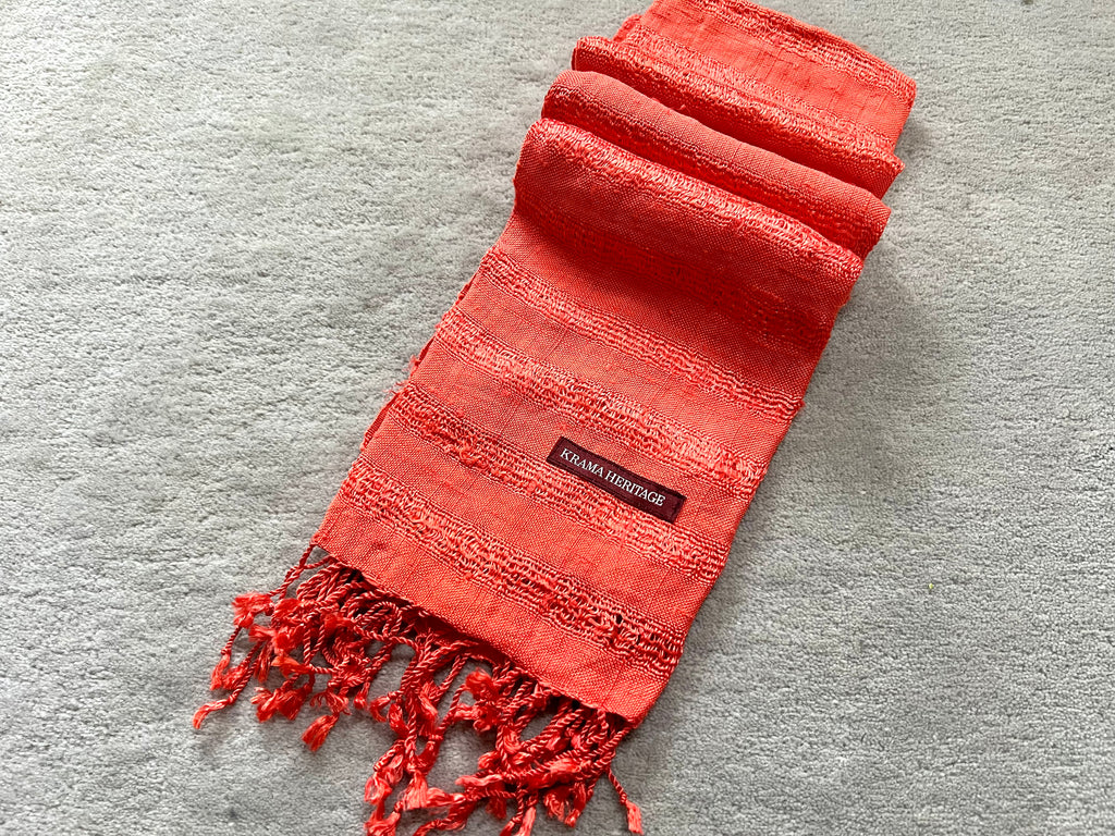 Le Krama Brut Ondelé Corail dans son écrin en feuille de palmier - Femme