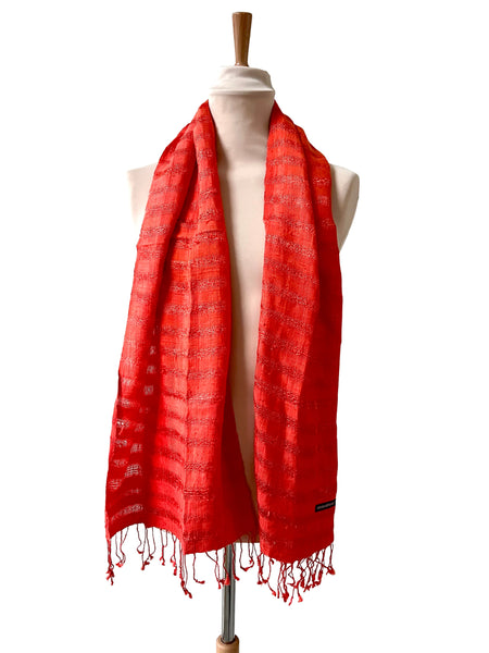 Le Krama Brut Ondelé Corail dans son écrin en feuille de palmier - Femme