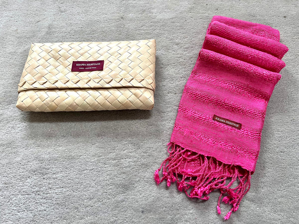 Le Krama Brut Ondelé Fushia dans son écrin en feuille de palmier - Femme