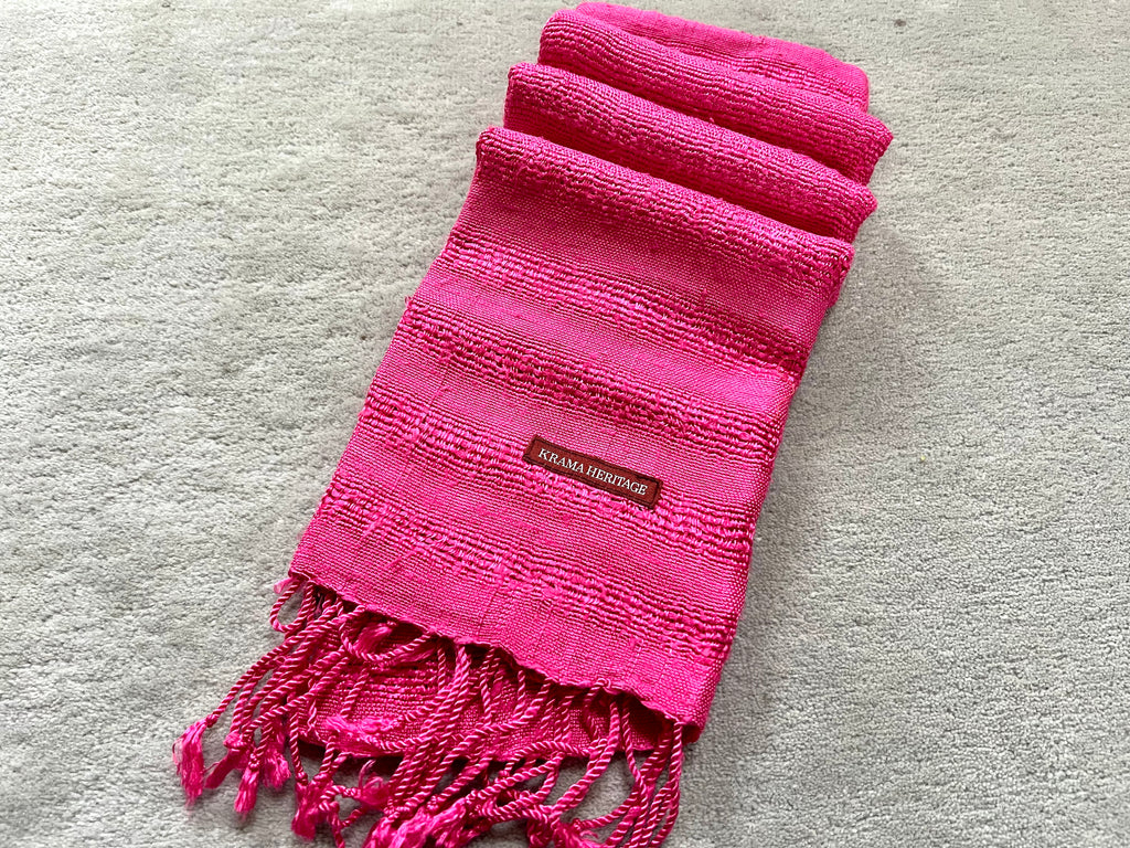 Le Krama Brut Ondelé Fushia dans son écrin en feuille de palmier - Homme