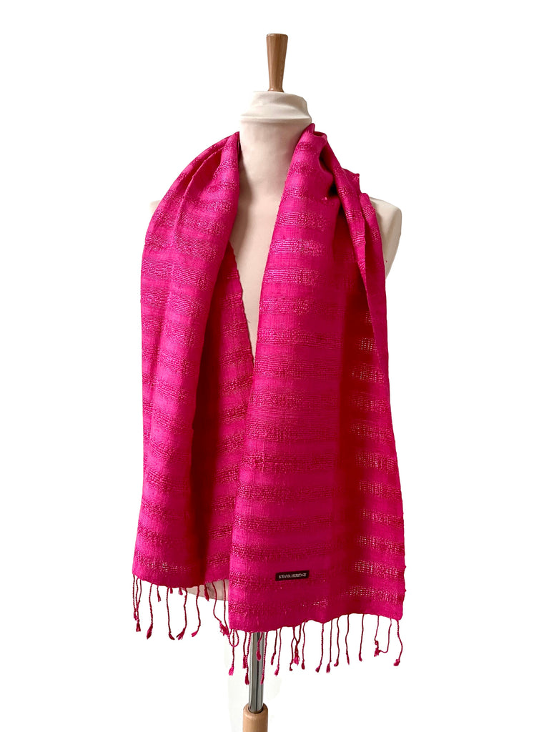 Le Krama Brut Ondelé Fushia dans son écrin en feuille de palmier - Homme