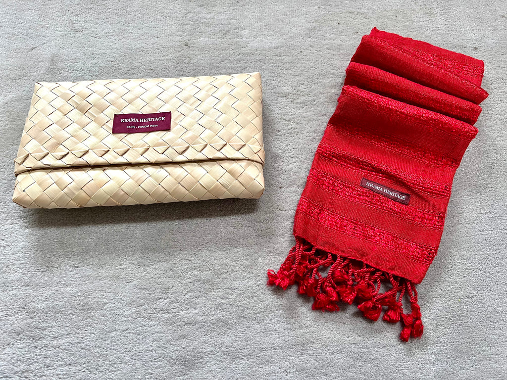 Le Krama Brut Ondelé Garance dans son écrin en feuille de palmier - Femme