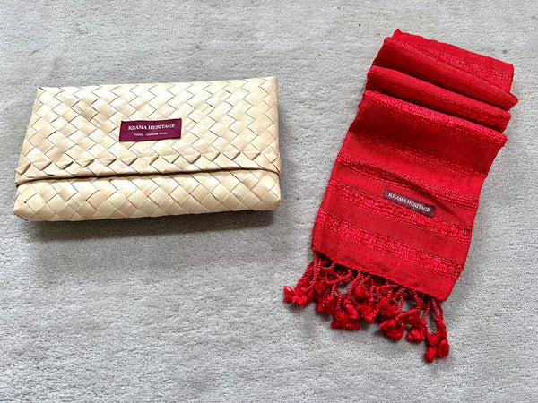 Le Krama Brut Ondelé Garance dans son écrin en feuille de palmier - Homme