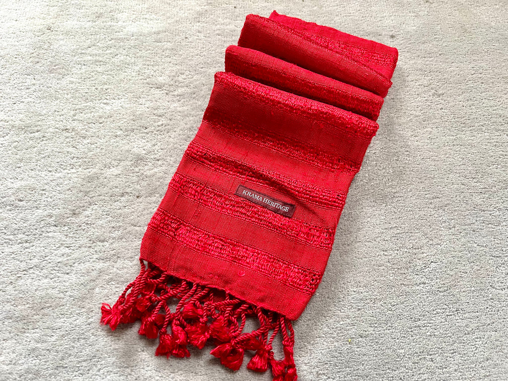 Le Krama Brut Ondelé Garance dans son écrin en feuille de palmier - Femme